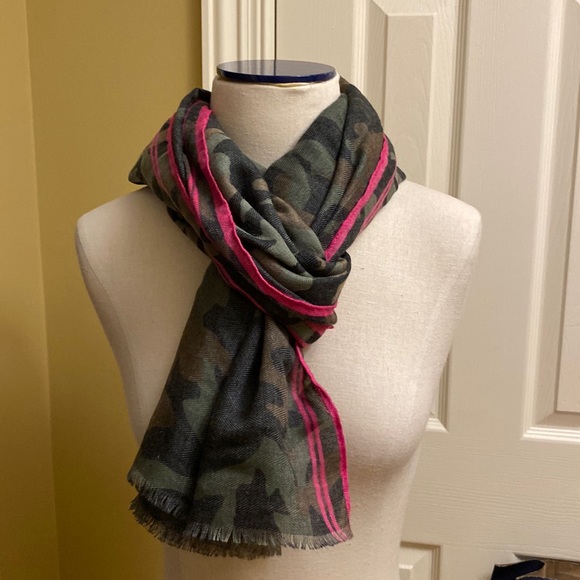 NWT GAP CAMOFLAGUE SCARF